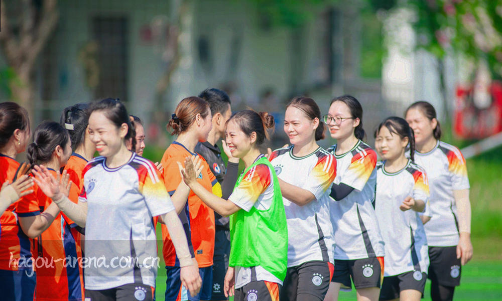 手机、平板与大屏设备轮廓和版本标签组合的场景选择示意图，用色块区分大屏版、简体版与攻略入口